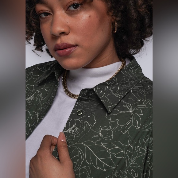 NWT Wildfang The Essential Short Sleeve Button Up Abstract Small - Picture 10 of 11